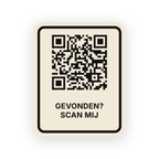 De crèmekleurige terugvindsticker met een QR-code en de tekst gevonden, scan mij