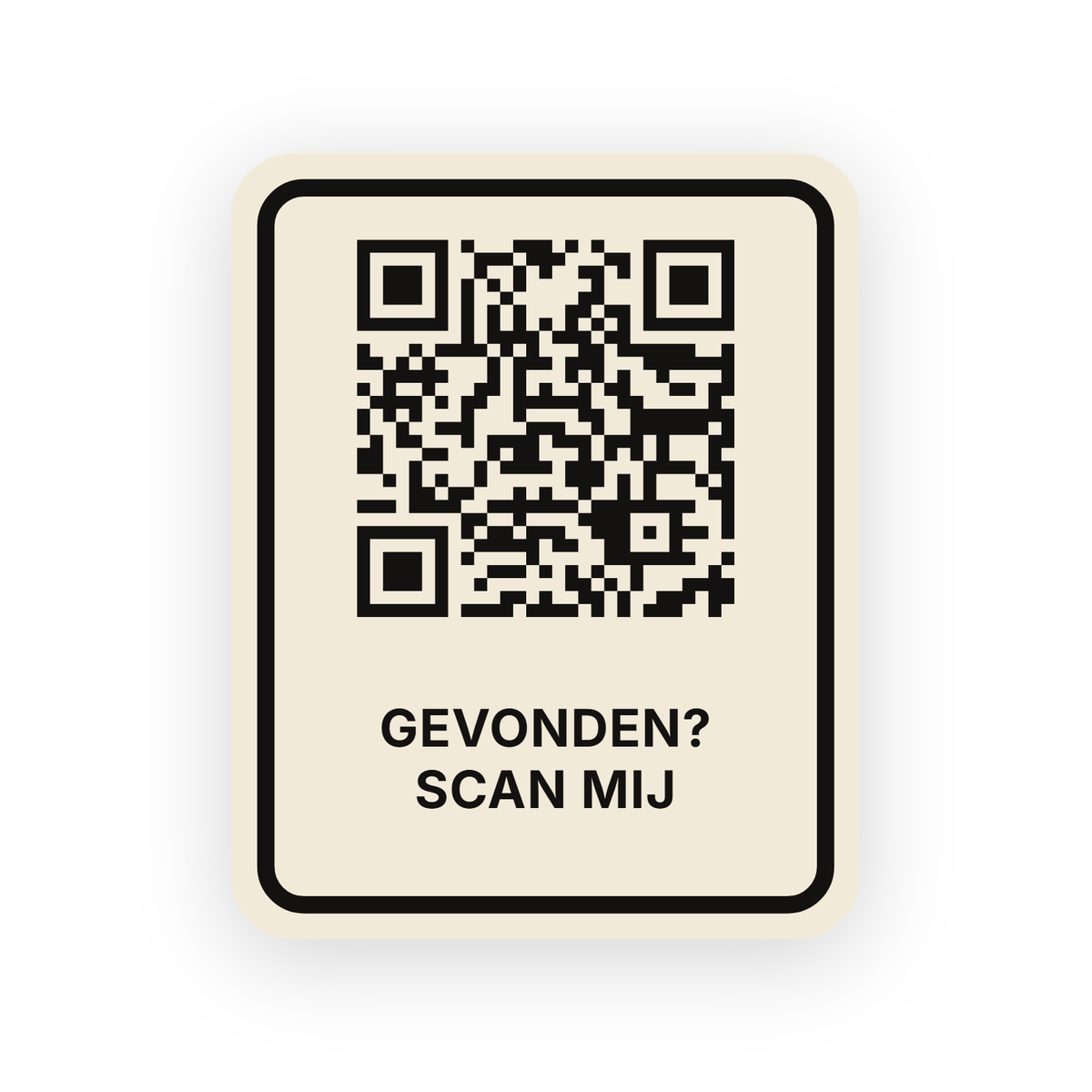De crèmekleurige terugvindsticker met een QR-code en de tekst gevonden, scan mij