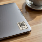 De terugvindsticker op het deksel van een dichte laptop op een houten bureau