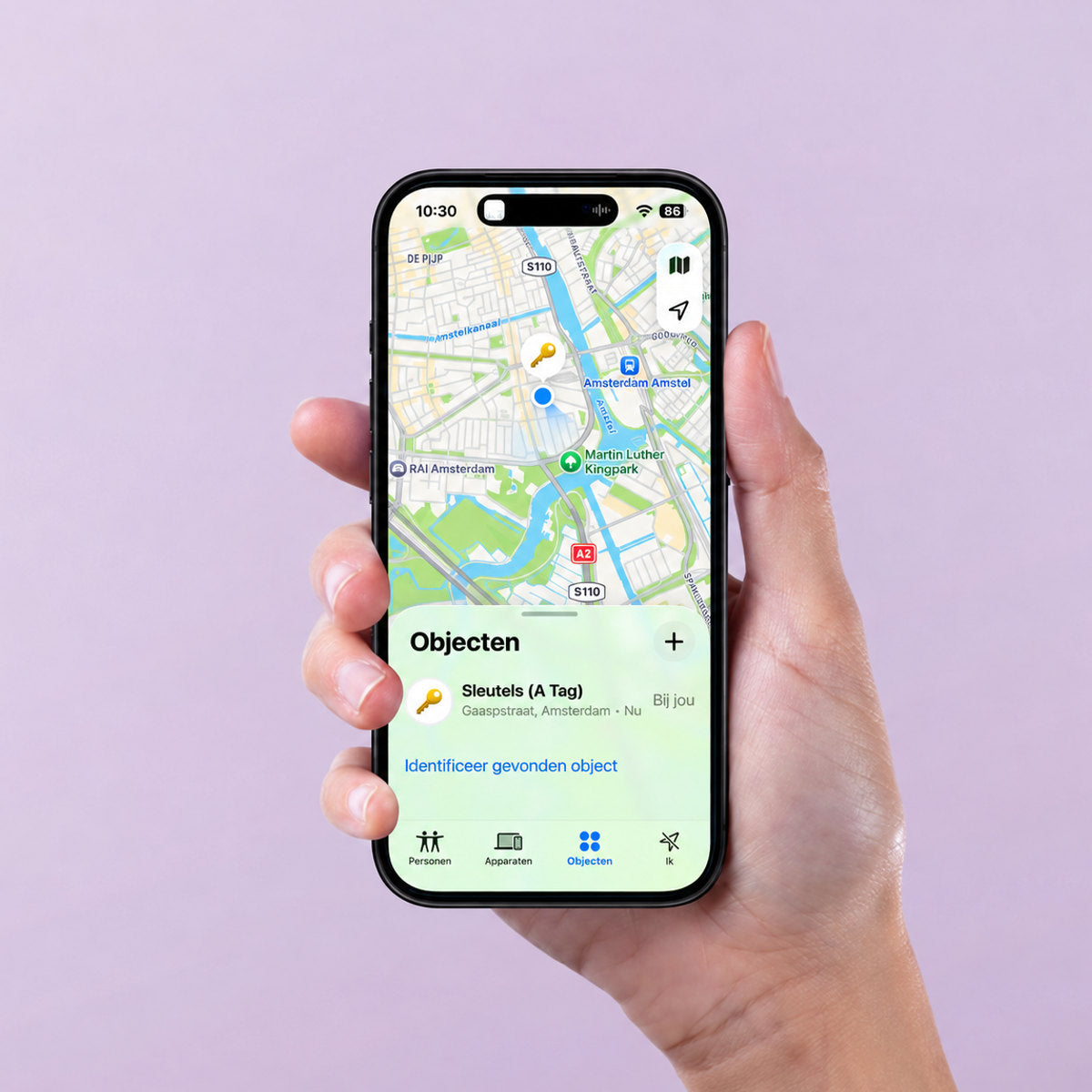 Een iPhone met Find My open, met de tracker op de kaart